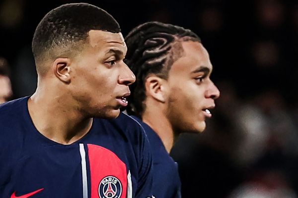  اولین بازی امباپه و برادر کوچکش در کنار هم در پاریسن ژرمن  عکس