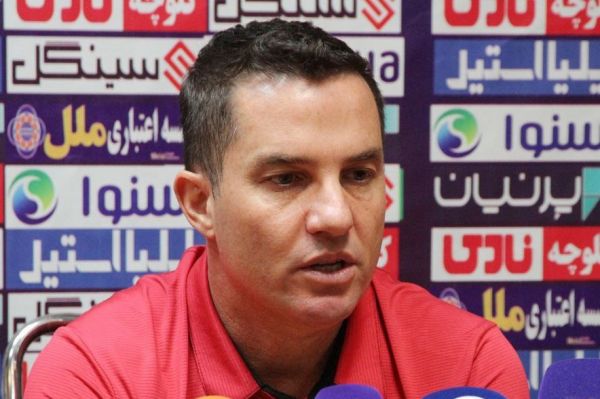 تنش در کنفرانس خبری مربی پرسپولیس؛ حمایت از خبرنگاری که مدیر پرسپولیس خواهان اخراجش شد