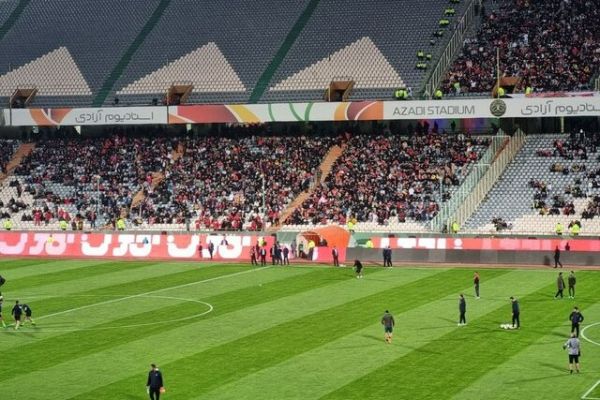 حاشیه دیدار پرسپولیس و شمس آذر حضور پررنگ تماشاگران قزوینی و تشویق بیرانوند