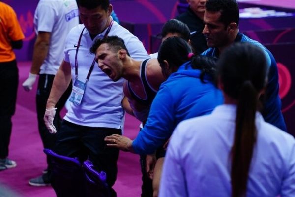 پرتاب بطری آب، فرنگیکار ایران را راهی بیمارستان کرد