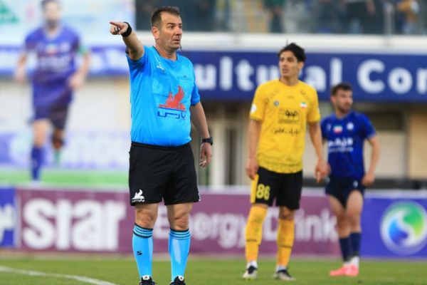 گزارش فارس فرمِ بدنی سوال برانگیزِ داور دیدار گل گهر-سپاهان +تصاویر