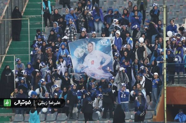  اختصاصی فوتبالی  زنان هوادار استقلال در جریان دیدار این تیم با پیکان با نصب بنرهای زنده‌یاد ملیکا محمدی، بازیکن تیم ملی فوتبال زنان، یاد او را زنده نگهداشتند