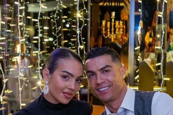 پست اینستاگرامی رونالدو در کنار نامزدش برای سال نوی میلادی