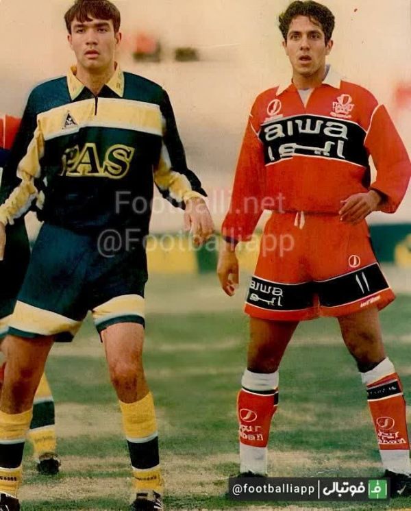  نوستالژی فوتبالی  حامدکاویانپور و جوادنکونام در نمایی از بازی رفت پرسپولیس پاس در فصل ۷۹-۷۸ که به برتری ۳-۱ پرسپولیس انجامید  جوادنکونام‌در این بازی یک پنالتی از دست داد