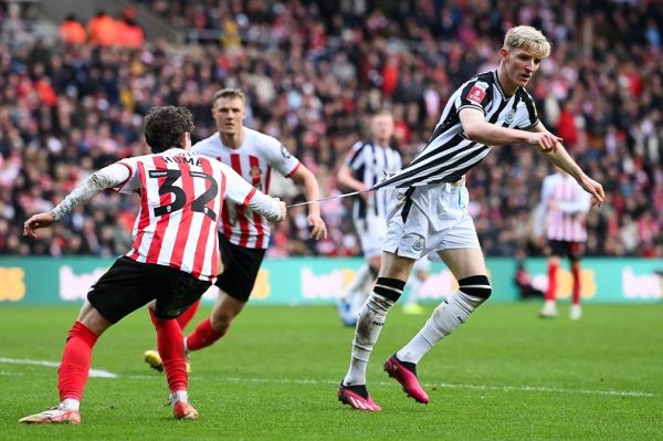 عکس؛ پیراهنکشی عجیب بازیکن ساندرلند از مهاجم نیوکاسل