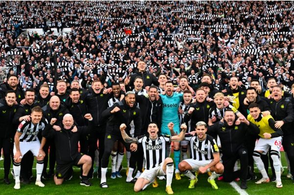  عکس تیمی بازیکنان نیوکاسل درون زمین پس از پیروزی در دربی