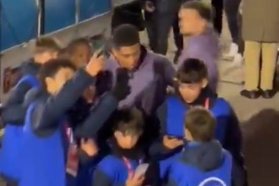 عکس؛ توپجمعکن ها و سلفی گرفتن با ستاره انگلیسی رئال مادرید