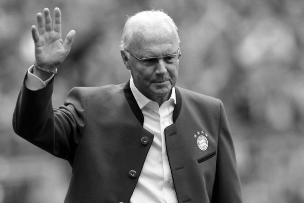  دایی به درگذشت قیصر فوتبال جهان واکنش نشان داد عکس