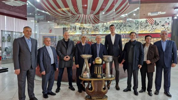  دعوت وزیر ورزش از تیم ستاره سرخ بلگراد برای حضور در تهران  اهدای پیراهن شماره ۱۰ سرخپوشان به هاشمی  عکس