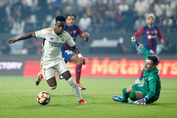 لحظهای که وینیسیوس از دروازهبان بارسلونا رد شد عکس