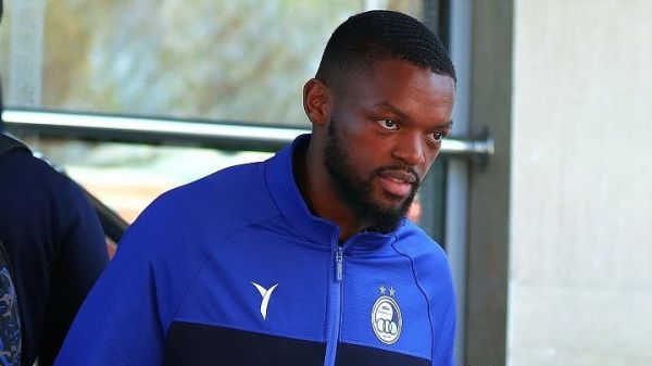 مصدومیت یامگا در تمرین استقلال از ناحیه صورت مهاجم فرانسوی به بیمارستان منتقل شد