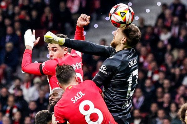  عکس؛ مشت کردن عجیب اوبلاک که باعث باز شدن دروازه خودش شد