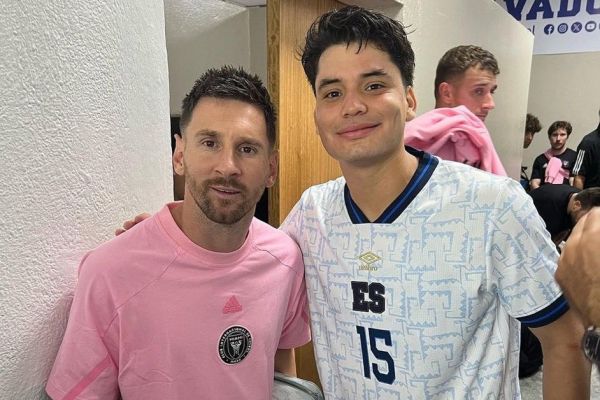  عکس یادگاری بازیکنان ال سالوادور با مسی