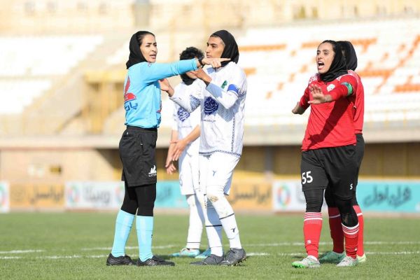  اشتباهات پی در پی داوری در فوتبال زنان؛ صدای همه تیم‌ها درآمد