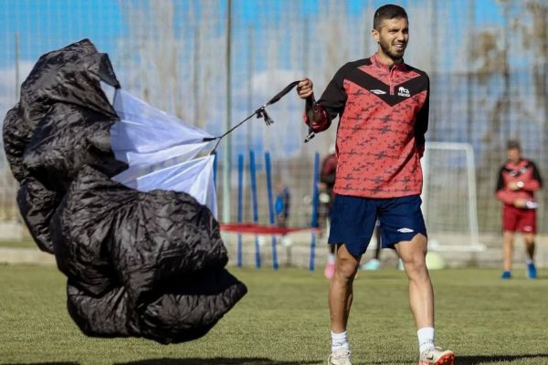 چتر بازی در تمرین تراکتور در آنتالیا عکس