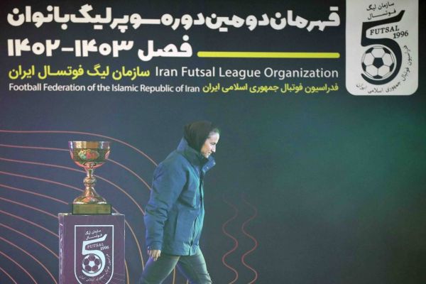  عکس نوشت  برای نیلوفر اردلان؛ وقتی جام را با دستان خودت به دیگری می دهی