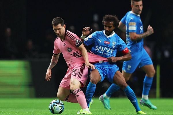  عکس؛ لحظه‌ای که مدافع عربستانی پیراهن مسی را کشید