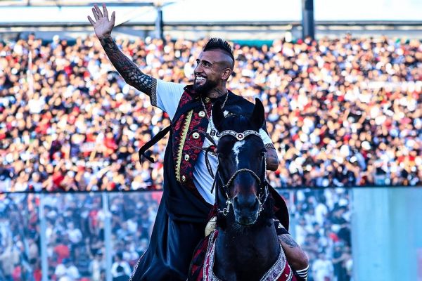  عکس؛ رونمایی از بازیکن اسبق بارسلونا در شیلی با اسب و بالگرد