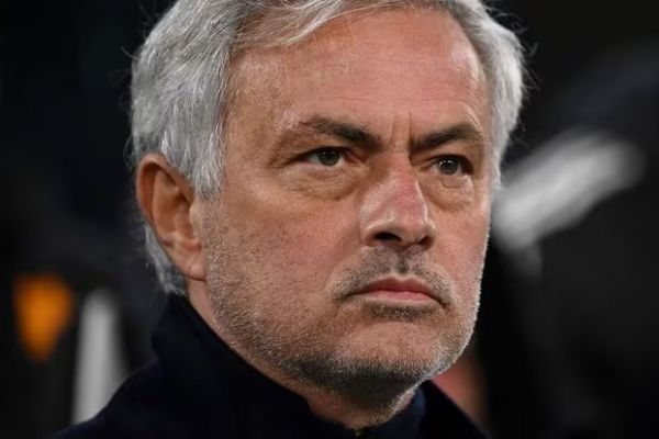 وداع عجیب مورینیو با بازیکنان رم انگشترش را پس داد و برایشان یادداشت گذاشت