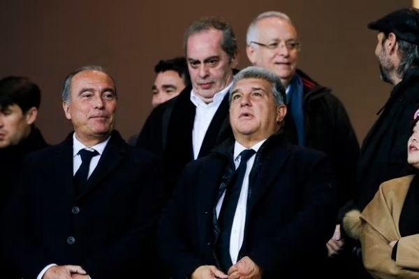 خشم عجیب مدیر بارسلونا سینی شیرینی را پرتاب کرد