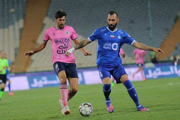 مهاجم سابقا استقلالی عصا به دست در تمرین آلومینیوم عکس