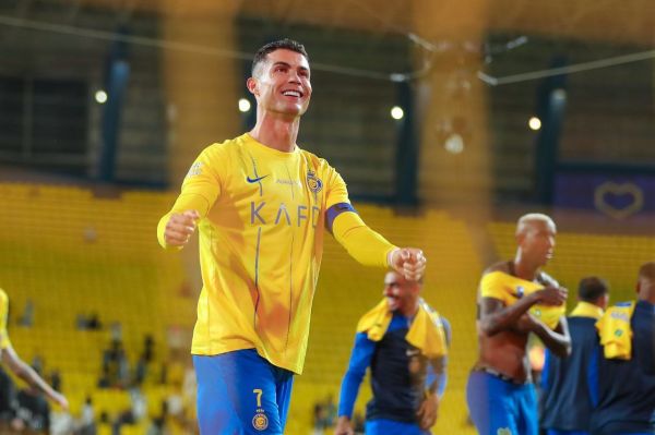  خوشحالی رونالدو با هواداران النصر پس از پیروزی مقابل الفتح  عکس