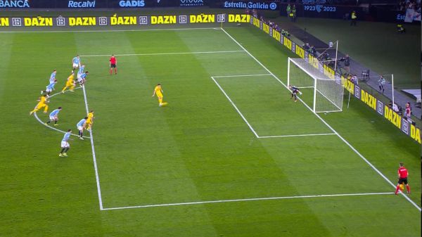  عکسی که نشان می‌دهد چرا پنالتی لواندوفسکی تکرار شد