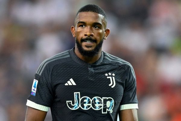 بانوی پیر ستاره خط دفاعش را به راحتی نمیفروشد