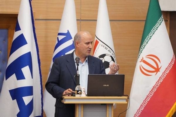 رییس فدراسیون فوتبال لباس ترکمنی بر تن کرد عکس