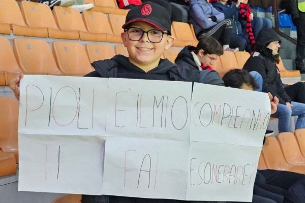 هوادار خردسال میلان پیولی لطفا میلان را ترک کن