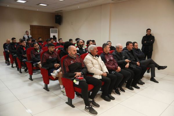نشست صمیمی اعضای تیم بزرگسالان و امید تراکتور/ تونل افتخار برای امیدها