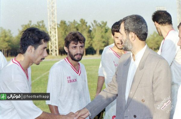  نوستالژی فوتبالی  دیدار زنده یاد حسن غفوری‌فرد، رییس وقت سازمان تربیت بدنی با ملی پوشان در زمین شماره دو آزادی، مهدی فنونی زاده، شهرام عطارزاده، امیرقلعه‌نویی و ابراهیم تهامی در تصویر حضور دارند