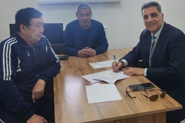 سرمربی سابق صنعت نفت آبادان در قزاقستان تیم گرفت