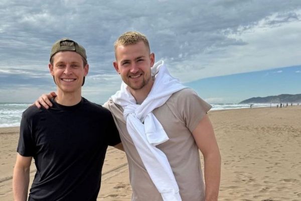  عکسی که دی یونگ در کنار بازیکن بایرن مونیخ در شهر بارسلونا منتشر کرد