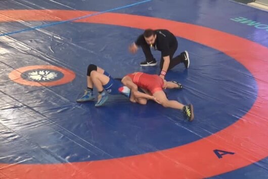 نشان طلای رقابتهای بینالمللی بلغارستان بر گردن کشتیگیر کردستانی