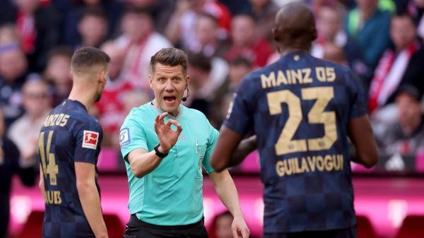  داوری که بازیکن فرانسوی را از مرگ نجات داد  عکس