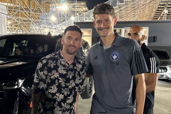 عکس یادگاری بازیکنان مونترال ایمپکت با مسی در حضور بادیگاردش