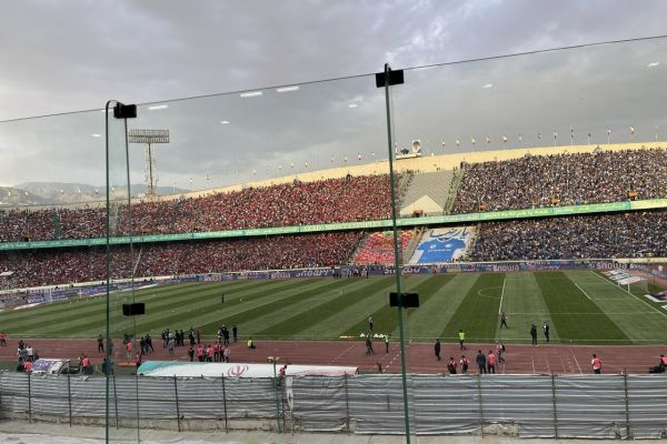 حضور تماشاگران در اطراف ورشگاه آزادی عکس