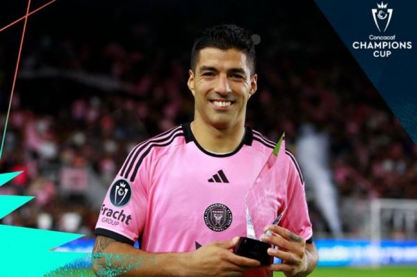 سوارز و جایزهای که پس از بازی اینترمیامی مقابل نشویل گرفت