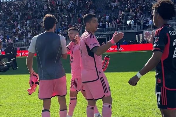  عکس؛ معاوضه پیراهن سوارز با ستاره جوان آمریکایی