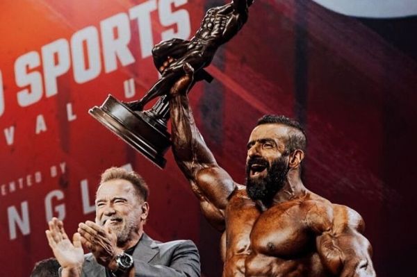 مجسمه هادی چوپان ساخته شد عکس