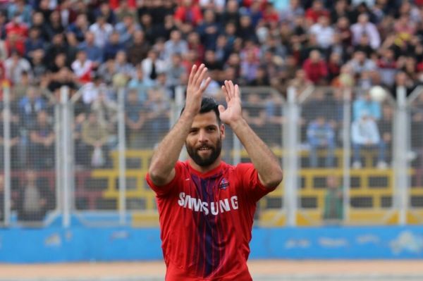 همدستی دو کاپیتان نساجی برای بقای شهر خسته عکس