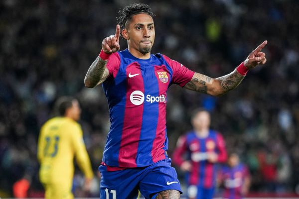 عکس؛ کنایه مهاجم بارسلونا به داور ویدیویی