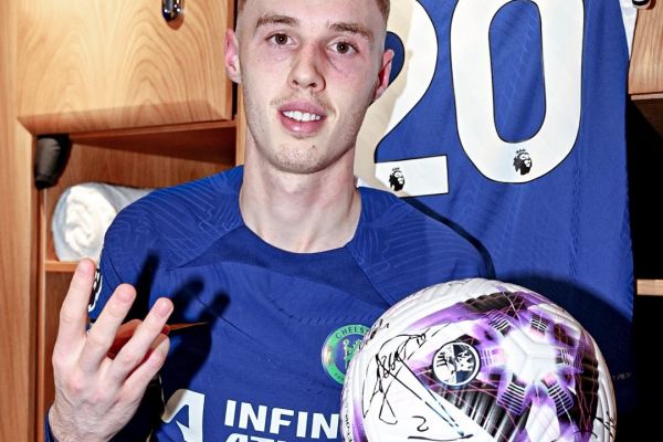  عکس یادگاری بازیکن 21 ساله چلسی پس از هت‌تریک مقابل منچستریونایتد