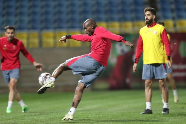 مدافع قطری شوتزنی را تمرین میکند؛ لحظهشماری برای اولین گل عکس