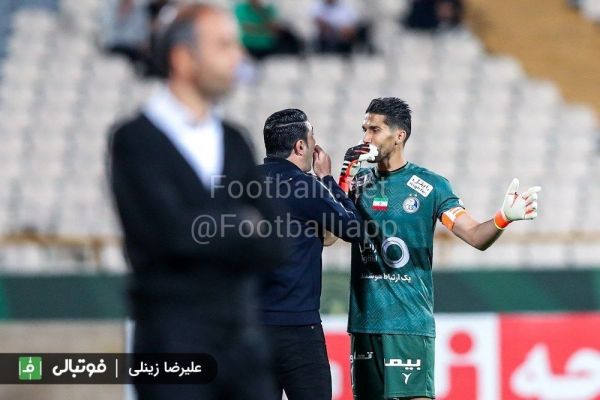  گزارش تصویری اختصاصی  درگوشی‌های سرمربی و کاپیتان استقلال حین بازی با مس رفسنجان که توسط علیرضا زینلی شکار شده است