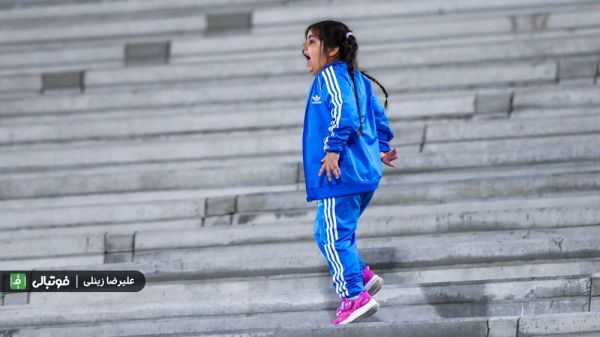 نذر و نیاز دختر نکونام برای برد تیم پدرش ویدیو