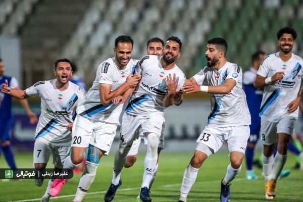 هوادار خردسال النصر، خوشحال از برد پیکان عکس