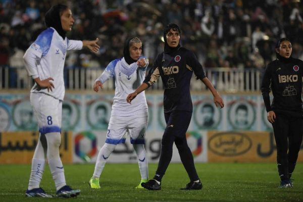 رقابت خانم گلی بازی های هفته آخر لیگ را همزمان کرد