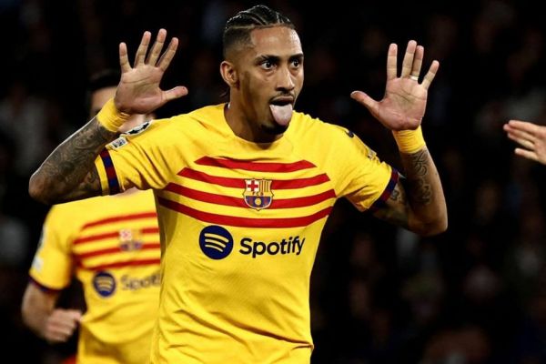 عکس؛ خوشحالی رافینیا به سبک نیمار مقابل هواداران پاریسن ژرمن